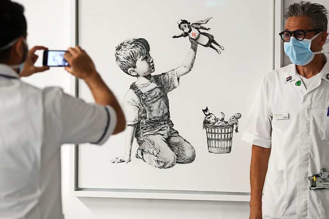 Andrew Matthews/AP 街頭藝術家班克斯(Banksy)用自己的方式感謝電暈危機的英雄們